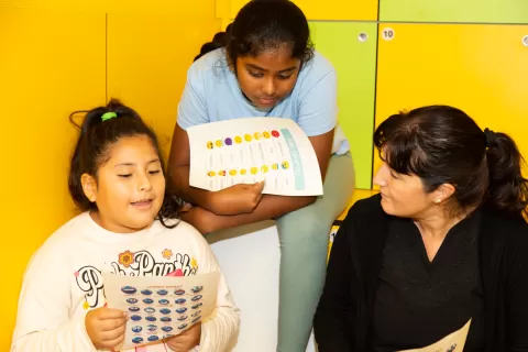 Alumnes i equip d'orientacio psicopedagogica de l'escola Jesuites Poble-sec