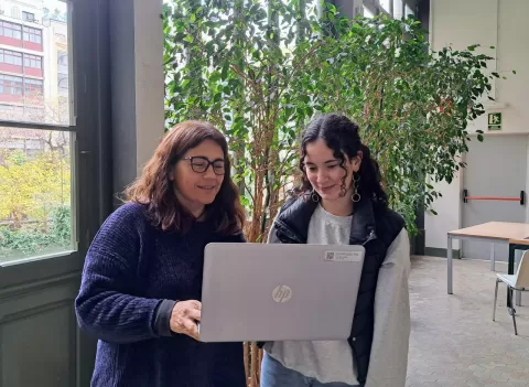 Docent i alumna de Batxillerat de l'escola Jesuites Casp