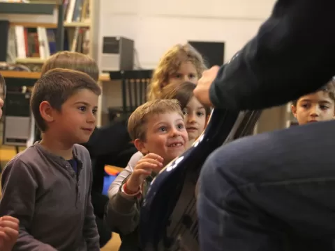 Alumnes de l'Escola de Música Casp amb una guitarra