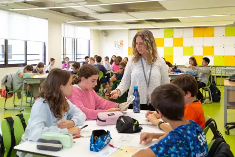 Equip d'orientacio psicopedagogica i alumnat de l'ESO de l'escola Jesuites Casp