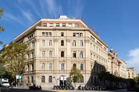 Façana de l'escola Jesuites Casp