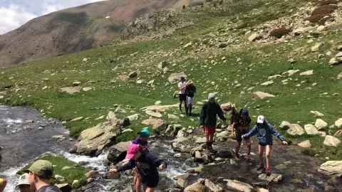 Alumnes a la muntanya fent voluntariat de l'escola Jeusuites Casp