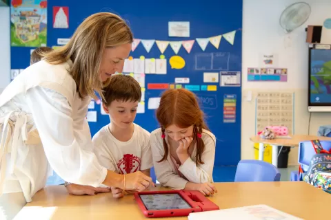 Alumnes i docent de primaria de l'escola Jesuites Casp