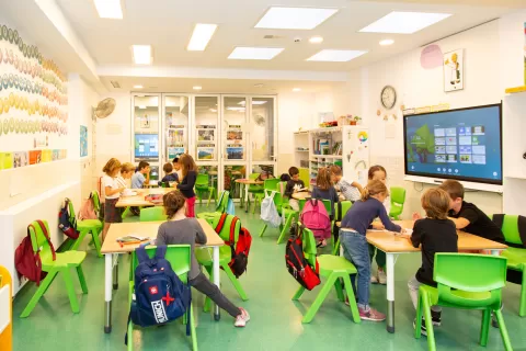 Alumnes de primaria a l'aula de l'escola Jesuites Casp