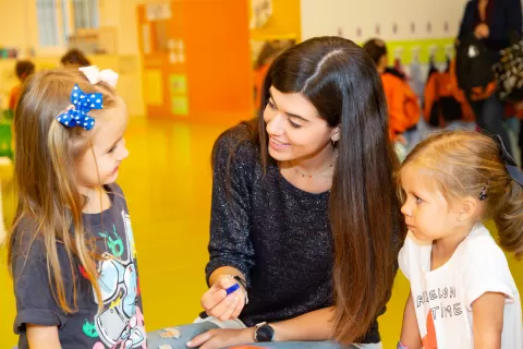 Alumnes i docent d'infantil de l'escola Jesuites Gracia