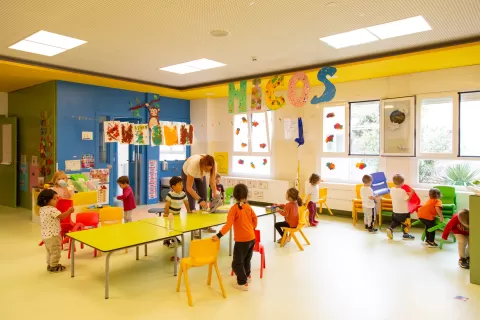 Alumnes i docent d'infantil de l'escola Jesuites Gracia a l'aula