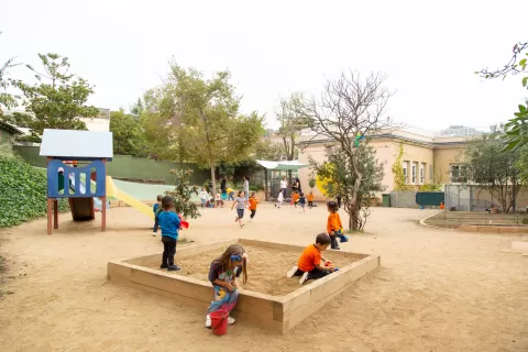 Pati de l'escola Jesuites Gracia amb alumnes d'infantil