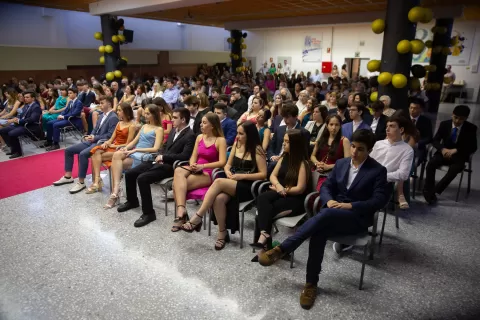 Auditori de l'escola Jesuites Gracia amb els alumnes a la graduacio