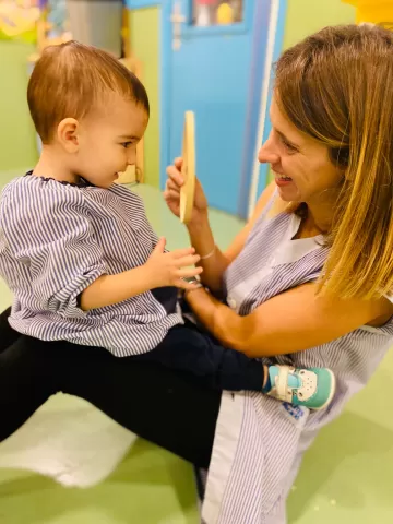 Docent i alumne de la llar d'infants de l'escola Jesuites Gracia