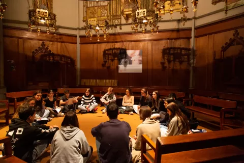 Alumnes de Batxillerat de l'escola Jesuites Sant Gervasi amb el consiliari