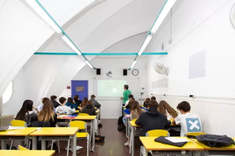 Alumnes de Batxillerat de l'escola Jesuites Sant Gervasi a classe amb el docent