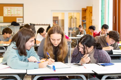 Alumnes de Batxillerat de l'escola Jesuites Sant Gervasi a l'aula 