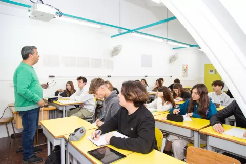 Alumnes i docent de Batxillerat de l'escola Jesuites Sant Gervasi a classe