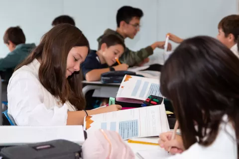 Alumnes de l'escola Jesuites Sant Gervasi amb els llibres que es poden comprar a la botiga