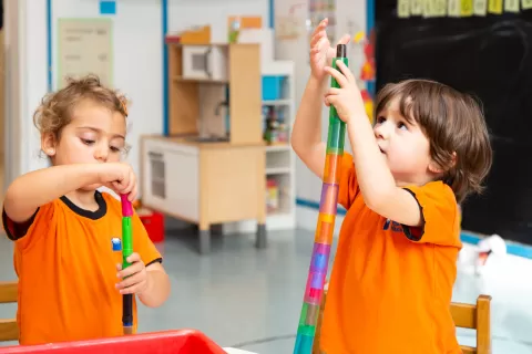 Alumnes d'infantil de l'escola Jesuites Sant Gervasi amb l'uniforme que es pot comprar a la botiga