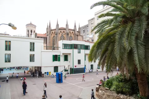 Alumnes i equip docent al pati de l'escola Jesuites Sant Gervasi