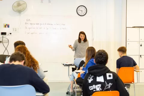 Alumnes i docent de l'ESO de l'escola Jesuites Sant Gervasi a una classe