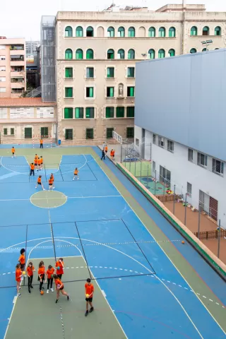 Alumnes al pati a l'escola Jesuites Sant Gervasi