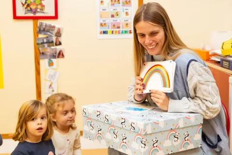 Alumnes i docent d'infantil de l'escola Jesuites Sant Gervasi