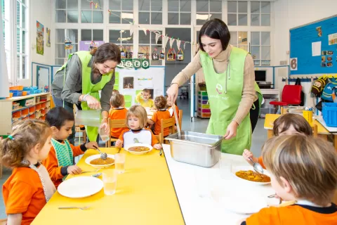 Alumnes d'infantil amb l'equip de migdia de l'escola Jesuites Sant Gervasi