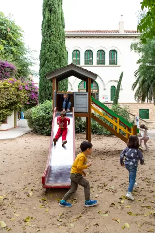Alumnes d'infantil al pati de la sorra de l'escola Jesuites Sant Gervasi 