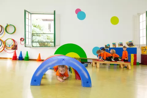 Alumnes d'infantil de l'escola Jesuites Sant Gervasi fent psicomotricitat a l'aula