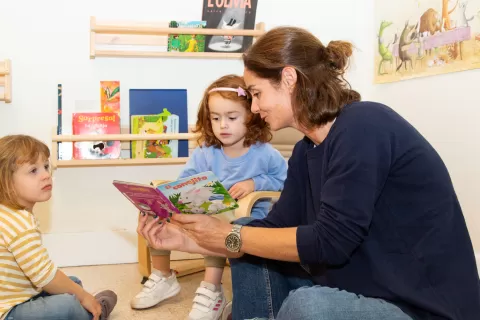 Alumnes i docent d'infantil de l'escola Jesuites Sant Gervasi al raco de lectura