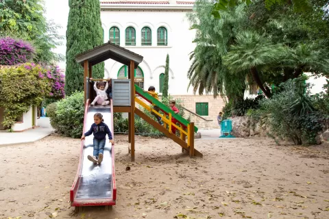 Alumnes de l'escola Jesuites Sant Gervasi al pati infantil