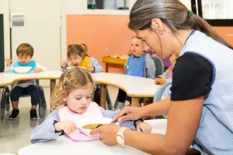 Alumnes de la llar d'infants amb la docent de l'escola Jesuites Sant Gervasi