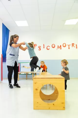 Alumnes i docent de la llar d'infants de l'escola Jesuites Sant Gervasi fent psicomotricitat a l'aula