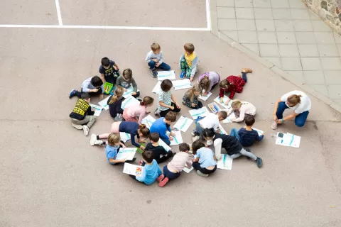 Alumnes de primaria amb l'equip docent de l'escola Jesuites Sant Gervasi