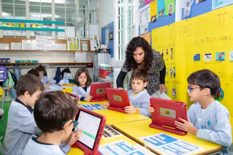 Alumnes i la docent de primaria de l'escola Jesuites Sant Gervasi 