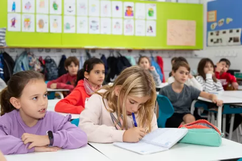 Alumnes de primaria de l'escola Jesuites Sant Gervasi a l'aula