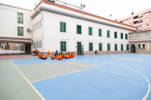 Alumnes de l'escola Jesuites Sant Gervasi al pati infantil