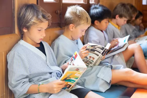 Alumnes amb els materials de la botiga de l'escola Jesuites Sarria - Sant Ignasi