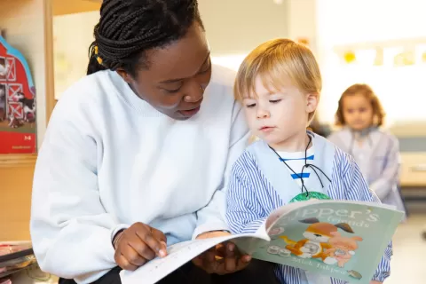 Alumne d'infantil i l'auxiliar de conversa de l'escola Jesuites Sarria - Sant Ignasi