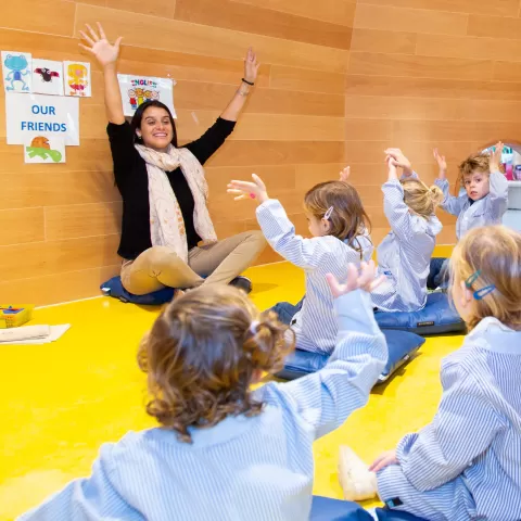 Alumnes i la tutora d'infantil de l'escola Jesuites Sarria - Sant Ignasi