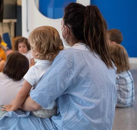 Alumnes i docent de l'escola Jesuites Sarria - Sant Ignasi