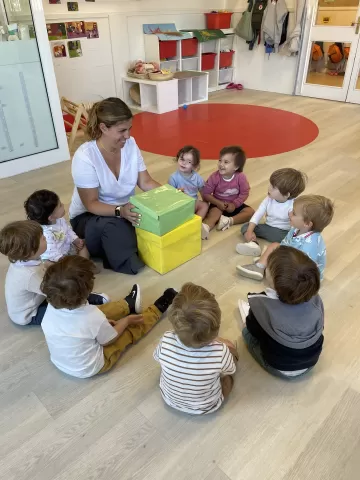 Alumnes i docent de la llar d'infants de l'escola Jesuites Sarria - Sant Ignasi