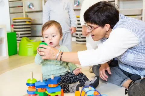 Alumne i la tutora de la llar d'infants de l'escola Jesuites Sarria - Sant Ignasi