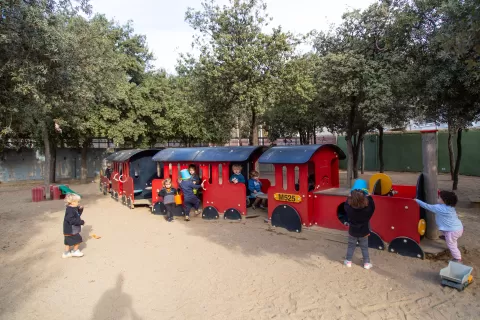 Pati exterior amb els alumnes de la llar d'infants de l'escola Jesuites Sarria - Sant Ignasi