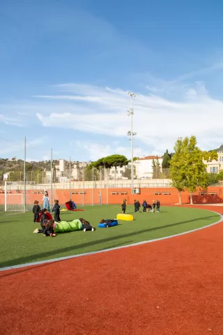 Alumnes de la llar d'infants al pati exterior de l'escola Jesuites Sarria - Sant Ignasi