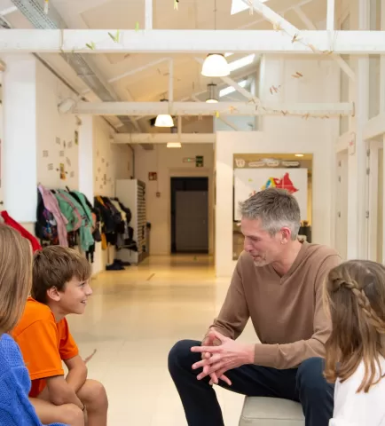 Alumnes i docent de primaria de l'escola Jesuites Sarria - Sant Ignasi parlant