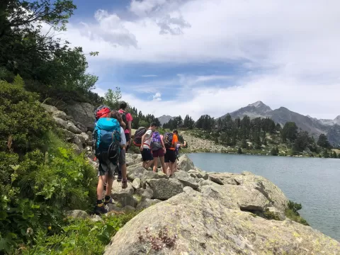 Sortida d'alumnes de Jesuïtes Lleida a un estany