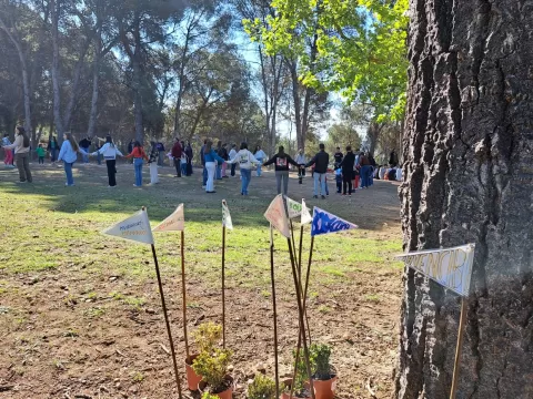 Alumnes fent jocs i activitats, agermanats grans i petits, i en comunitat al pati de l'escola per la celebració de la Quaresma