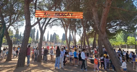 Vista general del Mercat del Bescanvi, mercat solidari organitzat per l'alumnat de 5è i 6è de primària del Col·legi Claver pel dia de Sant Jordi