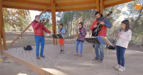 Alumnes de l'Espai Musical del MENOF del Claver fent una audició a l'Aula Natura Pare Ignasi Salat acompanyats dels seus professors