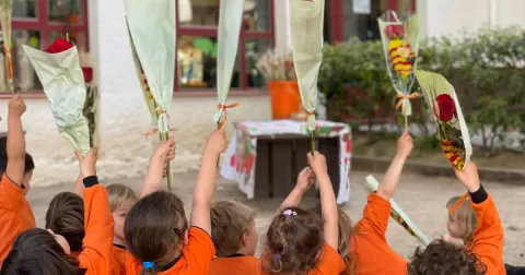Nens i nenes de P3 amb les seves rosa solidàries en benefici d'Arrels Sant Ignasi