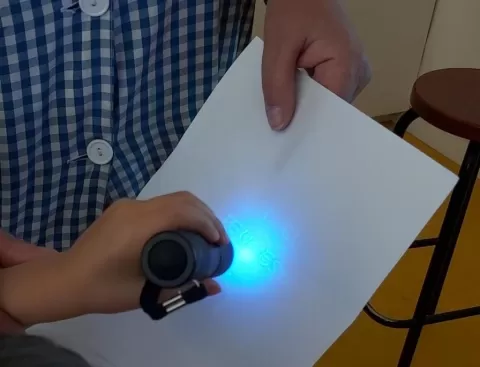 Experiment de llum a P4, llegint un text escrit amb tinta invisible