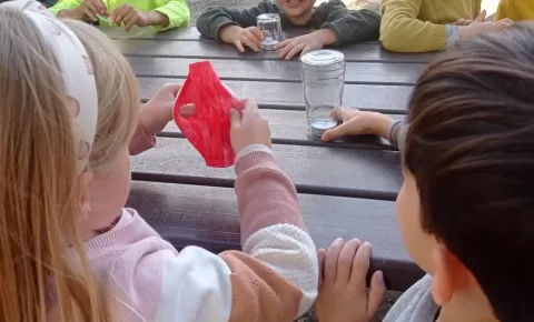 Experiment d'aire de nens i nenes d'infantil P5